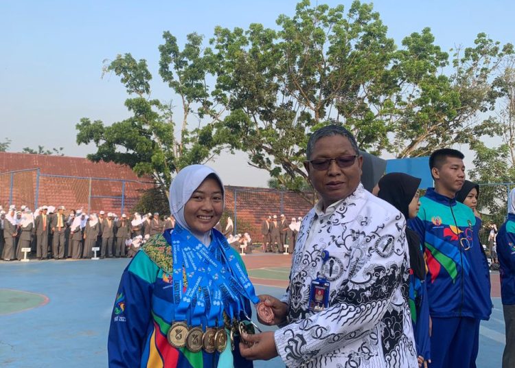 Siswa SMAN 2 Muara Enim Raih Medali, Kepala Sekolah Apresiasi