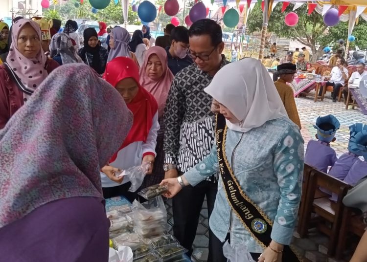 Camat Ajak Budayakan Makanan Tradisional”Market Day TK Negeri 1 Gelumbang”