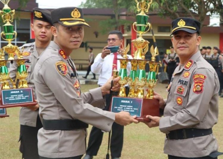 Kapolres Muara Enim Berikan Penghargaan Kepada Personel Berprestasi