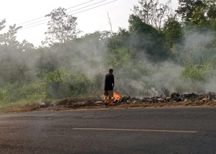 Numpuk Lagi, Warga & Kades Rame Rame Bakar Sampah di Pinggiran Jalan Negara