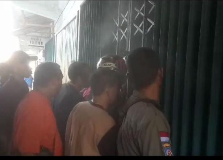 Ruko Lantai 2 Keluarkan Asap, Pedagang Pasar Inpres Muara Enim Berhamburan