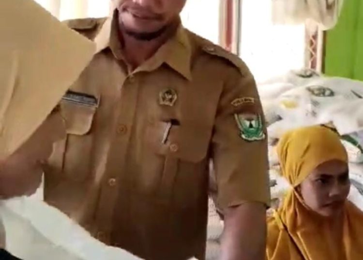 Warga Karang Endah Gelumbang Antusias Terima beras Gratis Dari Pemdes