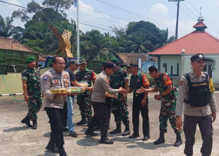 Kapolsek Gunung Megang Berserta Personil Sambangi Markas Koramil TNI 404-04 GM