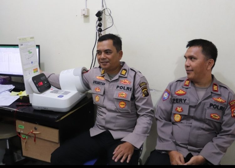 Sambut HUT Ke-72 Humas Polri, Kabag SDM & Kasat Binmas Polres Muara Enim Donorkan Darah