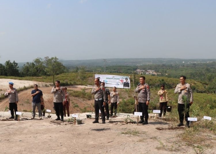 Ciptakan Lingkungan Sehat, Polisi Adakan Baksos Tanam Pohon Serentak