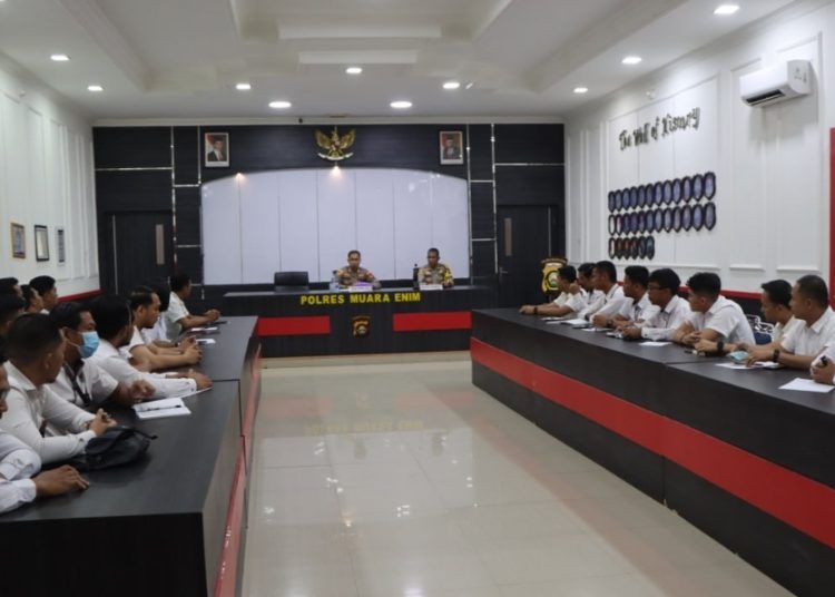 Kapolres Muara Enim Memotivasi Kinerja Penyidik Pada Jam Pimpinan