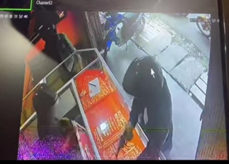 Para Perampok Kuras Toko Mas di PALI Terekam CCTV