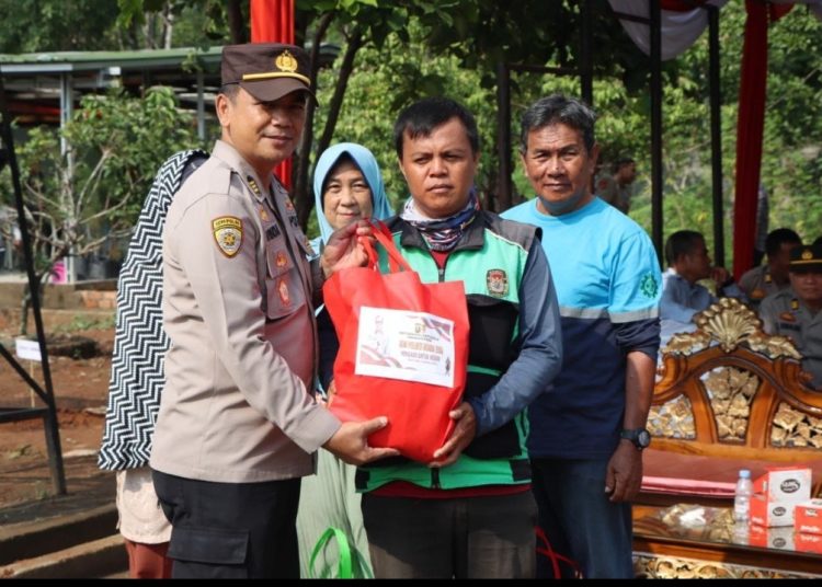 Kabag SDM Dampingi Wakapolres Muara Enim Laksanakan Giat Bakti di Ponpes Tahfidz La Roiba