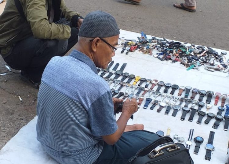 Kisah Pak Amir 30 Tahun Jualan Jam Seken di Pasar Cinde Palembang Hingga Kuliahkan 6 Anak