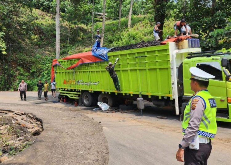 Truk Pengangkut Batu Bara Ilegal di Jalan Lintas Sumatera Muara Meo Diamankan