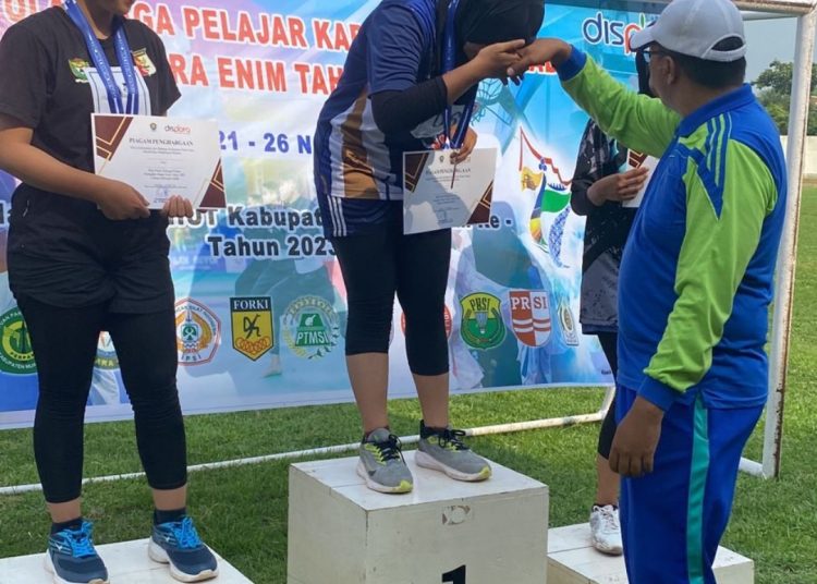 Chintia Triariani Putri Amir wahyudi Paskal Berjaya sebagai Juara Pertama Tolak Peluru di Pekan Olahraga Pelajar Muara Enim