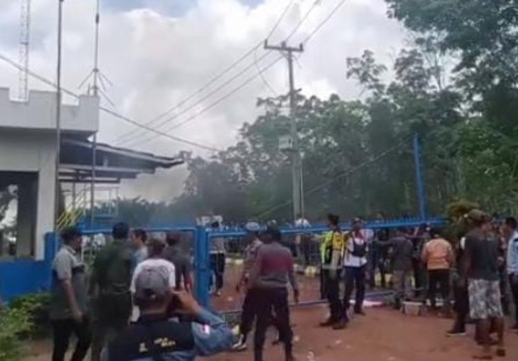 Aksi Demo Warga Sukadana di PT R6B Sungai Rotan Sempat Terjadi Anarkis