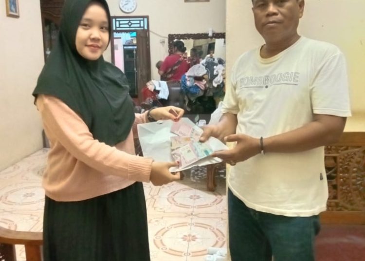 Denasti Oktarina anggota FPGRB menyerahkan bantuan dana untuk TPA diterima Kades Gaung Telang Gelumbang