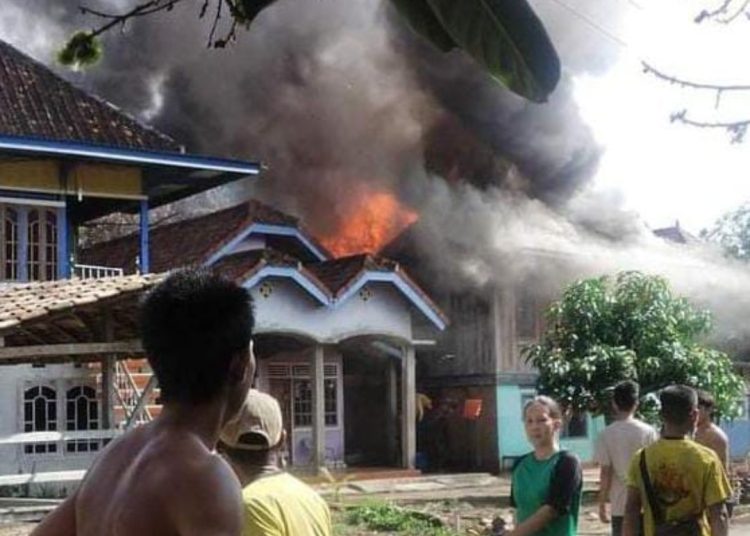 Diduga Korsleting Listrik Rumah Warga Desa Suka Cinta Sungai Rotan Terbakar Hebat