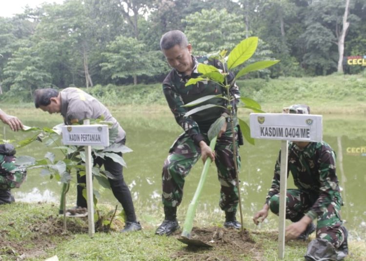 Cegah Abrasi, Ratusan Bibit Pohon Sukses Ditanam Kodim 0404 Muara Enim