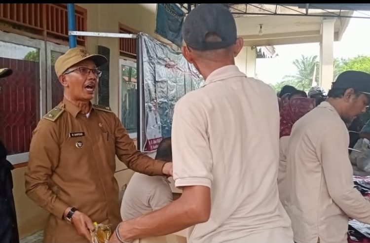 Kantor Kades Karang Endah Gelumbang Diserbu Emak-Emak