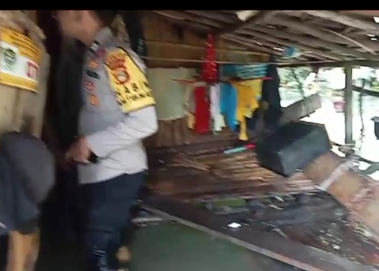 Rumah Warga Belida Darat Muara Enim Terendam Banjir Polisi Langsung Evakuasi Korban