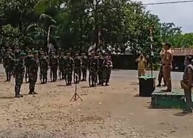 Camat Ujanmas Inspektur Upacara menyambut kedatangan personil Gerak Jalan Tongting