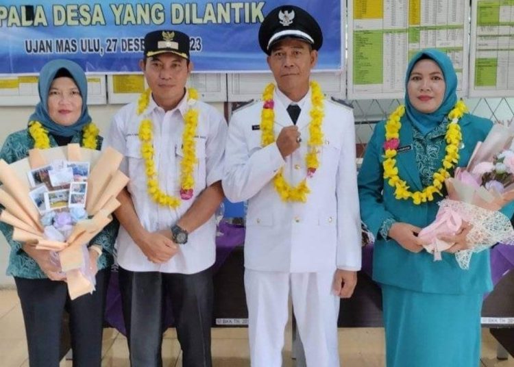 Pisah Sambut Pj.Wansyah Husin dengan Sobri Hakim Kepala Desa Ujanmas Ulu yang dilantik