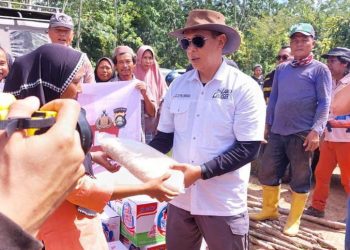 Gandeng Komunitas 4X4, Kapolda Sumsel Irjen A. Rachmad Wibowo Sambangi Masyarakat Korban Banjir dan Berikan Bantuan
