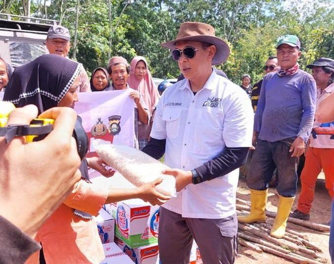 Gandeng Komunitas 4X4, Kapolda Sumsel Irjen A. Rachmad Wibowo Sambangi Masyarakat Korban Banjir dan Berikan Bantuan