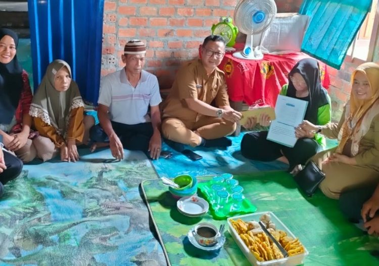 Camat Gelumbang Salurkan Bantuan Korban KDRT Bernama Kat Damayanti