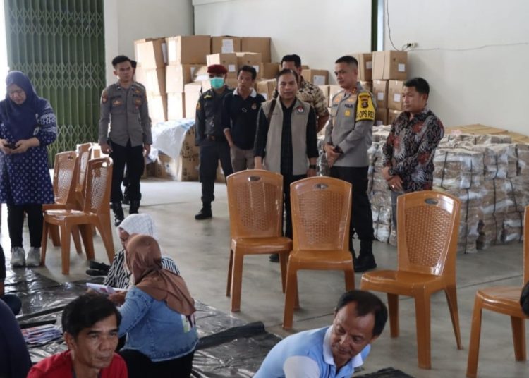 Kapolres Muara Enim Tinjau Proses Pelipatan Kertas Surat Suara Pemilu 2024