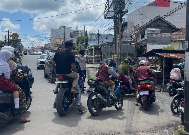 Atur Kepadatan Arus Lalulintas Polwan SDM Polres Muara Enim Terjun Kejalan