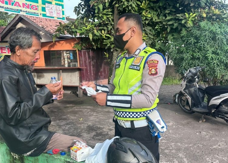 Polantas Bantu Korban Laka Seorang Bapak di Muara Enim