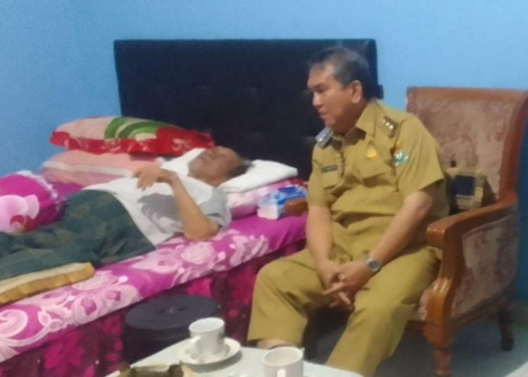 Mantan Ketua DPRD Muara Enim Berbaring Sakit, Pj Bupati Berikan Semangat