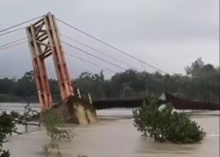 Jembatan Ambrol & Putus Akses Warga 10 Desa di Empat Petulai Dangku Muara Enim Lumpuh Total
