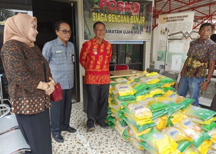 Peduli Banjir Dirut PDAM Lematang Enim Turun Salurkan Bantuan 2 Ton Beras