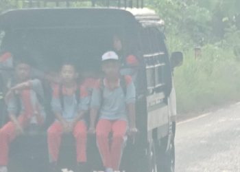 Breaking News”Waduh, Nggak Bahaya Tah, Anak Sekolah Transportasi Seperti Ini