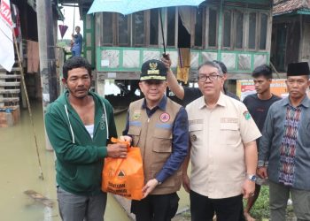 Pj. Bupati Muara Enim Dampingi Pj Gubernur Sumsel Salurkan Bantuan Korban Banjir di Danau Rata Sungai Rotan