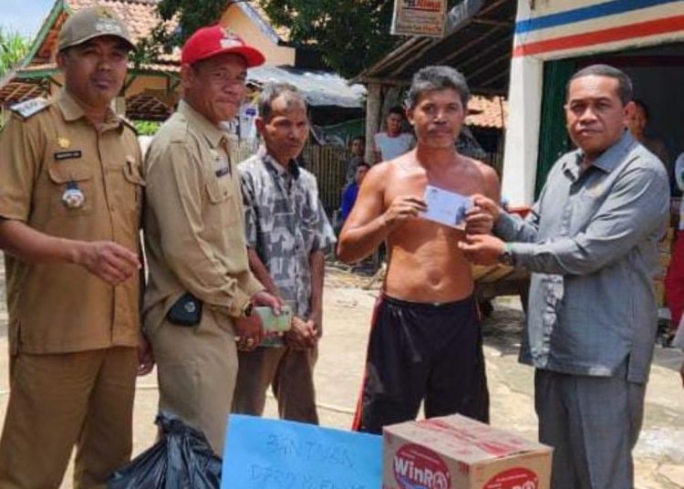 Tinggalkan Rapat DPRD, Lusi Suryadi Izin Turun Berikan Bantuan Korban Kebakaran di Belida Darat