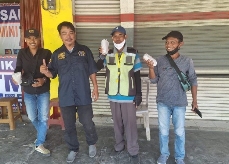 DPC AWPI Lampung Selatan, Adakan Giat rutin Jum’at berkah Berbagi Nasi Bungkus