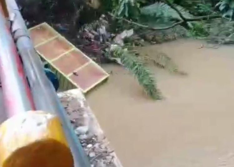 Mobil Truk Box Terjun Ke Sungai Beringin Lubai Muara Enim Jadi Tontonan Warga