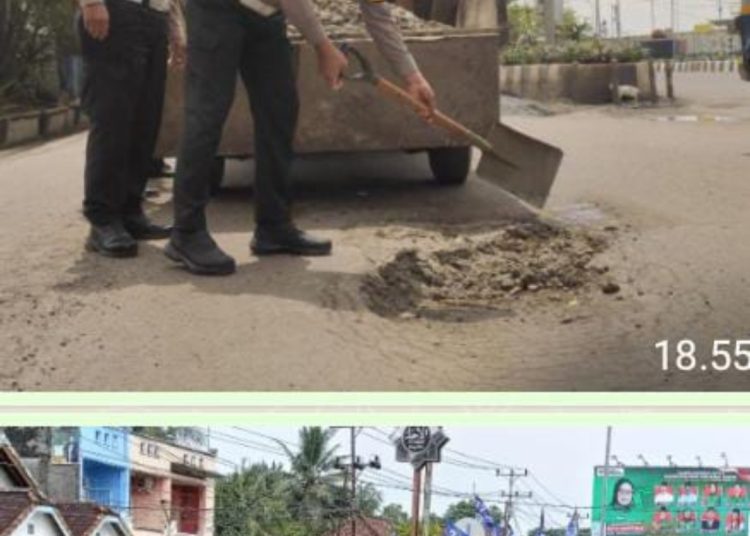 Gunakan Batu Krokos Polisi Lakukan Pengecoran Jalan Berlobang di Muara Enim