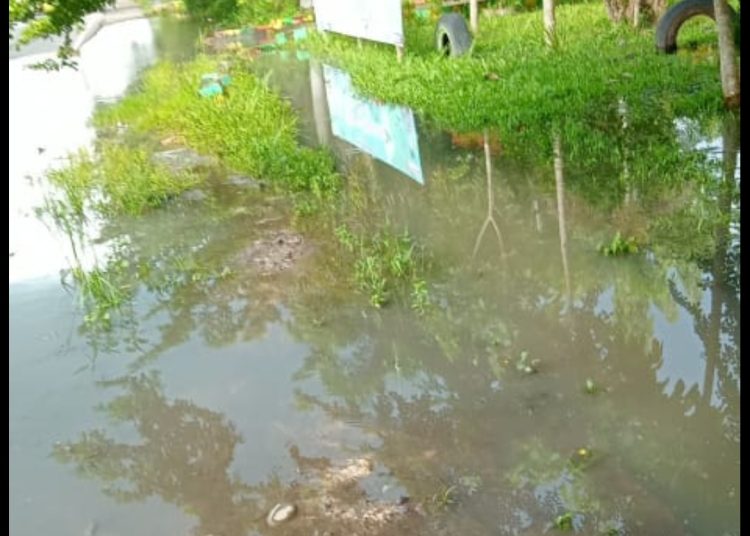 Drainase Mampet Luapan Air Tumpah Dijalan Raya & Masuk Kawasan Depan Sekolah di Gelumbang
