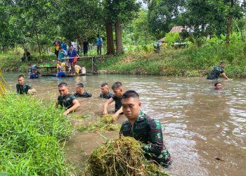Karya Bakti Yonkav 5/DPC Karang Endah Hipnotis Warga Ikut Terjun ke Sungai