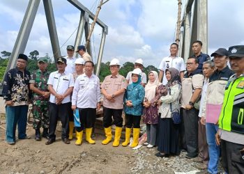 Pj.Bupati Muara Enim Ahmad Rizali di Dampingi Camat Hasman Hadi Meninjau langsung pembangunan Jembatan Rangka Besi di Ujanmas