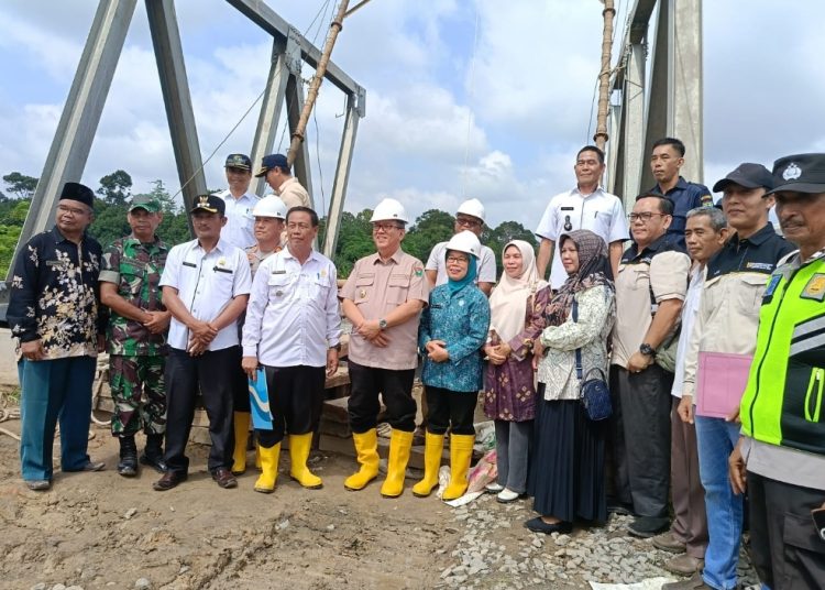 Pj.Bupati Muara Enim Ahmad Rizali di Dampingi Camat Hasman Hadi Meninjau langsung pembangunan Jembatan Rangka Besi di Ujanmas