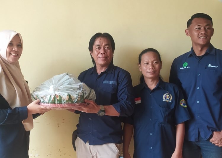 Hari Pers Nasional 2024, PTBA berikan Nasi Tumpeng Kepada Organisasi Wartawan di Muara Enim