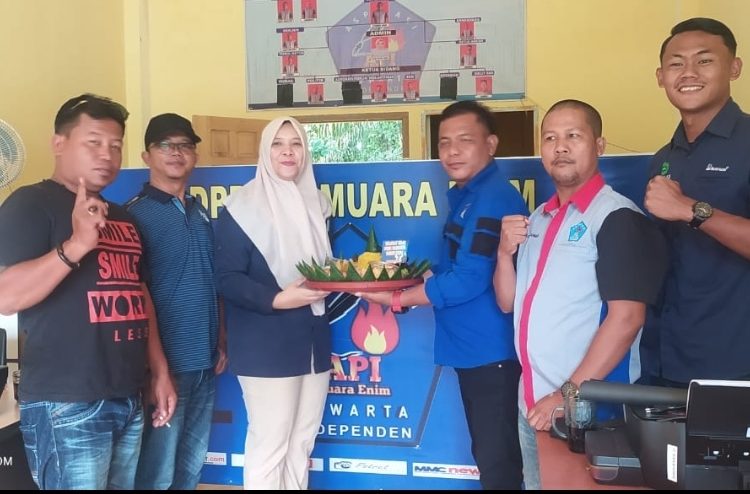 Peduli Hari Pers PTBA Potong Tumpeng di Kantor DPP API Di Kabupaten Muara Enim