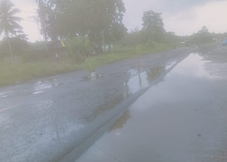 Waspada Depan SPBU Lembak Terdapat Jalan Raya Rusak & Berlobang