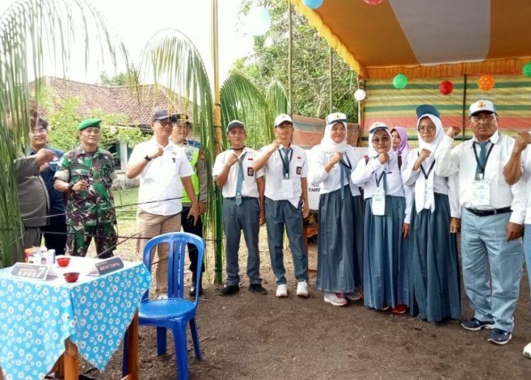 Monitoring TPS, Plt Camat Gelumbang Disambut Petugas KPPS Berpakaian Sekolah