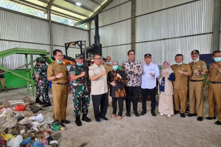 Bukit Asam (PTBA) Serahkan Bantuan Mesin Pemusnah Sampah untuk Muara Enim
