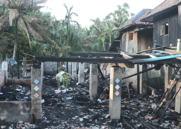 Korban Kebakaran Rumah Warga Desa Bulang Belimbing Dapat Bantuan