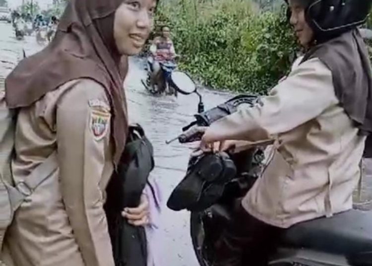 “Breaking News” Warga & Pelajar di Muara Enim Kesulitan Melintasi Jalan Dilanda Banjir