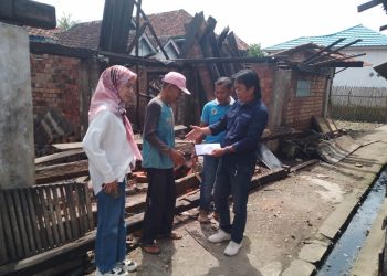 Pengurus DPD KNPI Kabupaten Muara Enim Bantu Korban Puting Beliung di Desa Muara Lawai